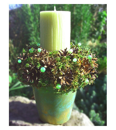 Grüner Kerzentopf mit&nbsp;Zapfen