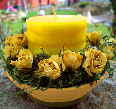 Gelbe Rosenschale mit&nbsp;Kerzen