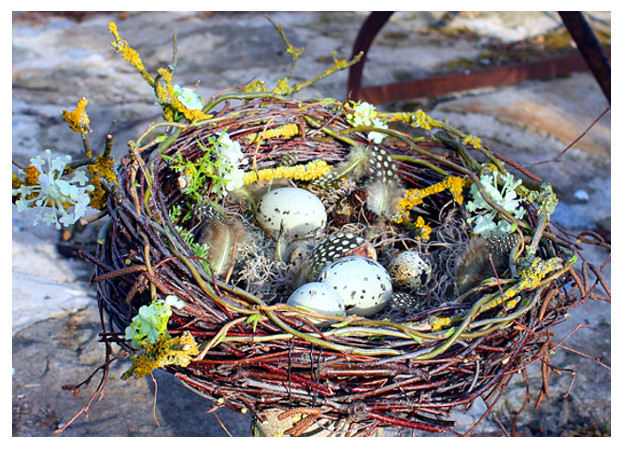Großes Osternest mit weißen&nbsp;Blüten