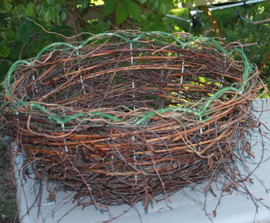 Großer Reisigkorb aus Drahtlampenschirm