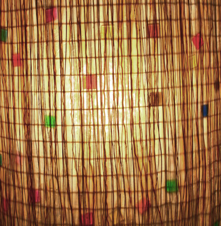 Drahtbespannung mit Papier kaschiert und mit Glasmosaiksteinchen beklebt