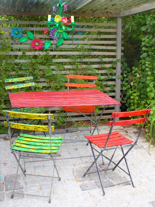Farbenfrohe Gartenmöbel und Dekorationen – wohnkunst