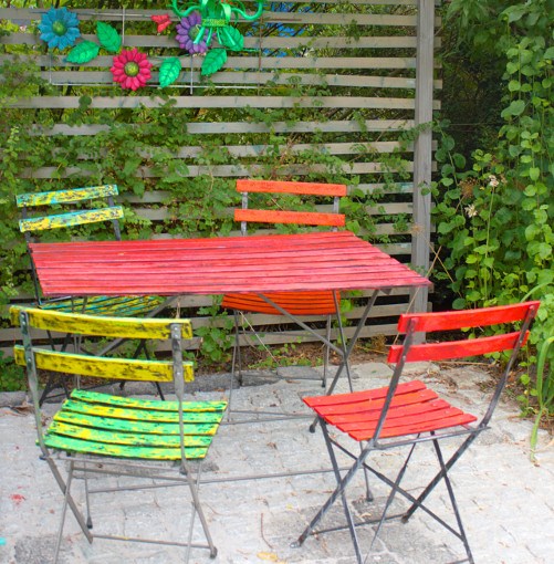 Farbenfrohe Gartenmöbel und&nbsp;Dekorationen