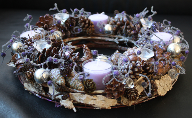 Festlicher lila Kranz