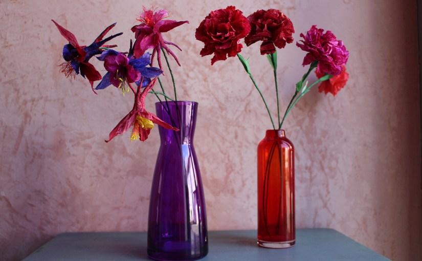 Krepppapiernelken und Akeleien in satten&nbsp;Herbstfarben