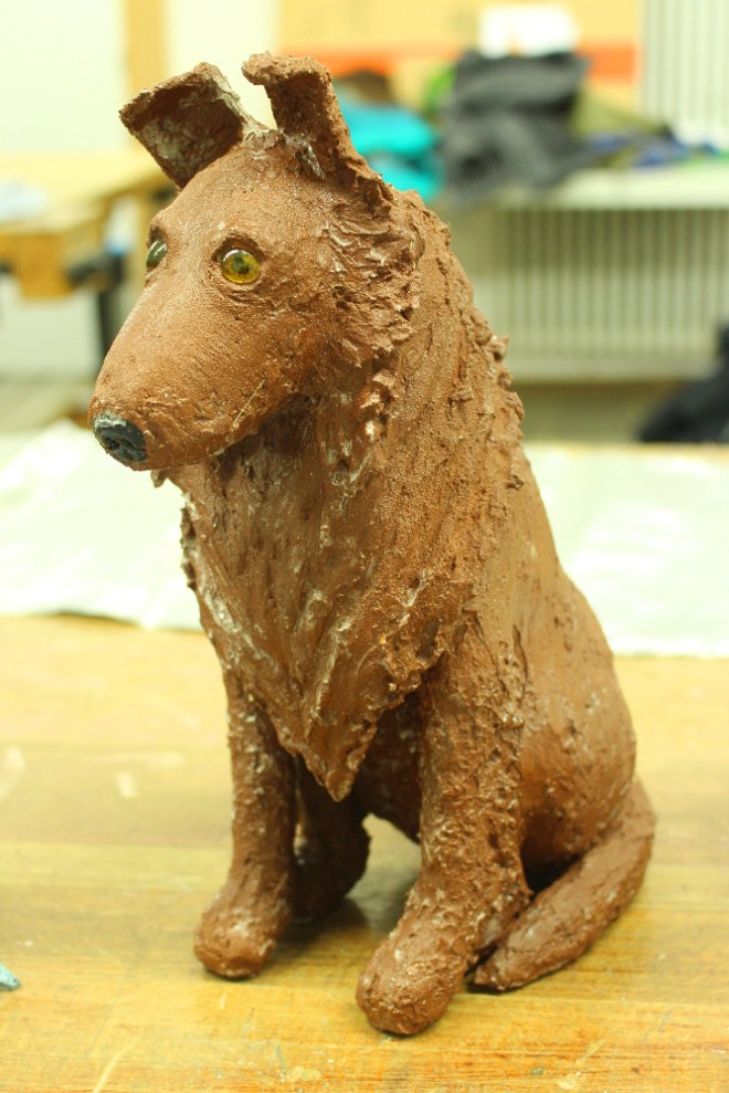 Das Tier sieht dem Hund der Besitzerin sehr ähnlich, mal abgesehen von dem Rost