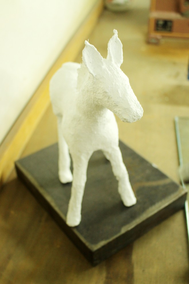 Mal was Nettes ein weißes Pferd, das mit Streifen zu einem Zebra werden soll