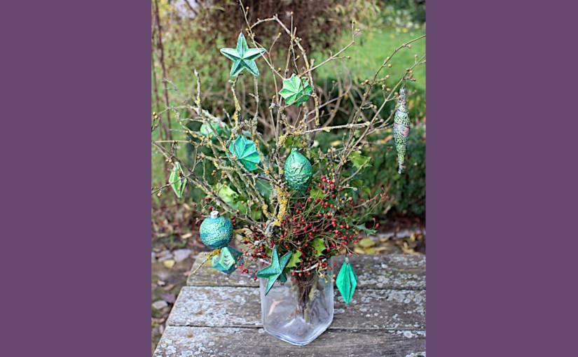 Strauß mit gruenen DIY-Sterne und Christbaumkugeln