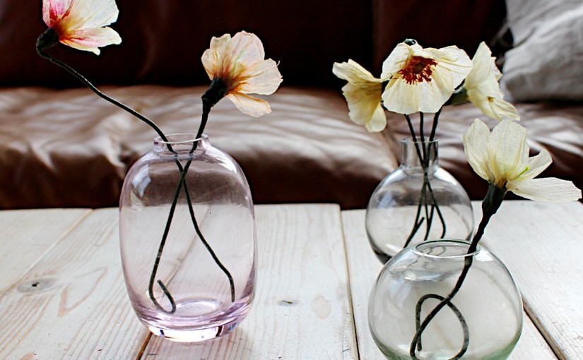 Zarte Wax-Paperflowers in&nbsp;Glasväschen