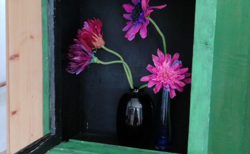 Krepppapier Gerbera in&nbsp;Vitrine