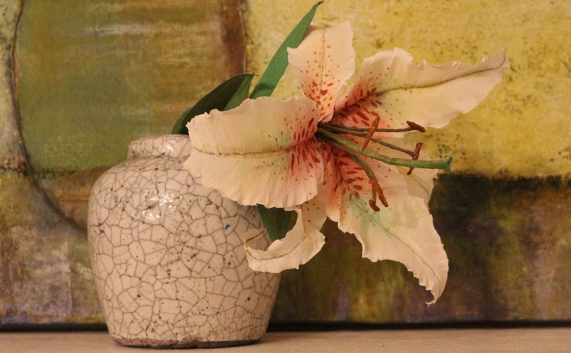 Lilie vor abstraktem&nbsp;Bild