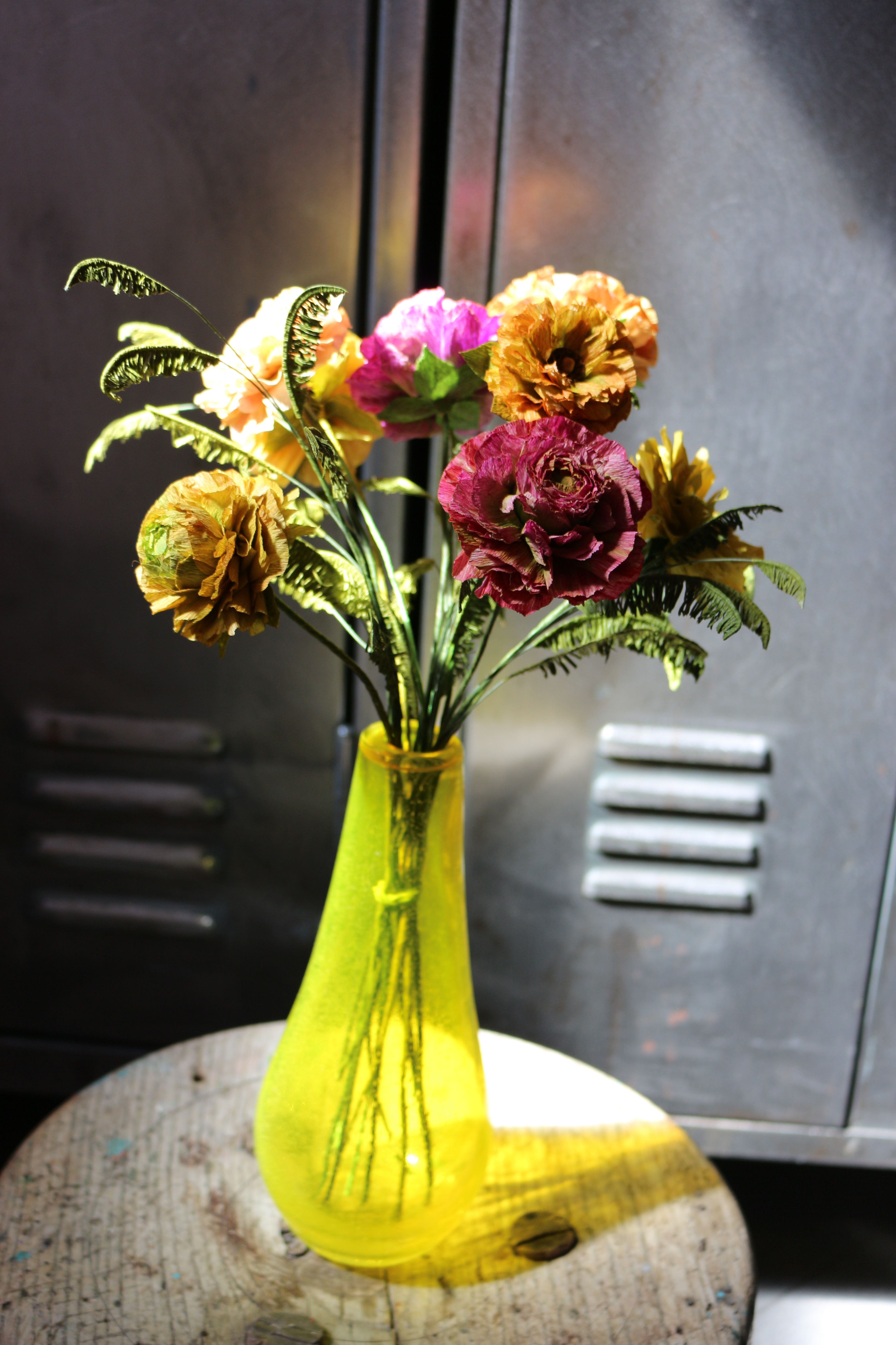 Ranunkeln in mundgeblasener Glasvase