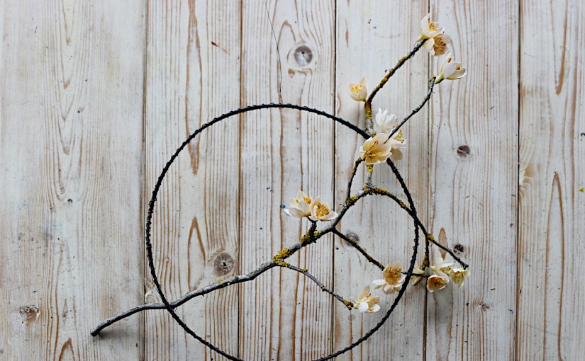 Loop mit Papierblütenzweig