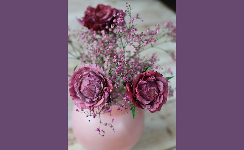 Lila Papierröschen mit&nbsp;Schleierkraut